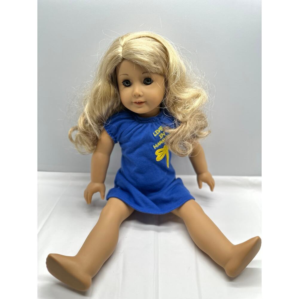 Amercian Girl Doll Lanie Holland Girl of the Year 2010 with Nightgown